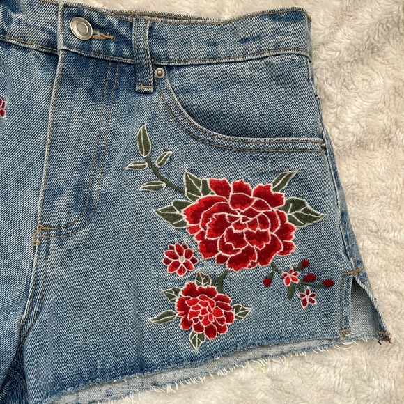 Women Jean short forever 21 ( USED )with beautiful flowers 💐 - Picture 2 of 7